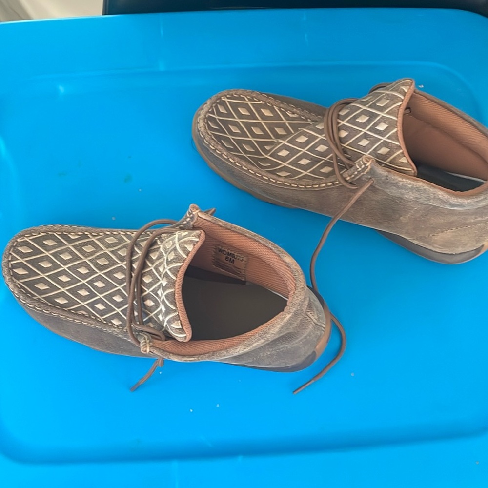 Brand new ropers never worn. Size 8 ladies